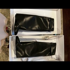 Black shark boots with lock